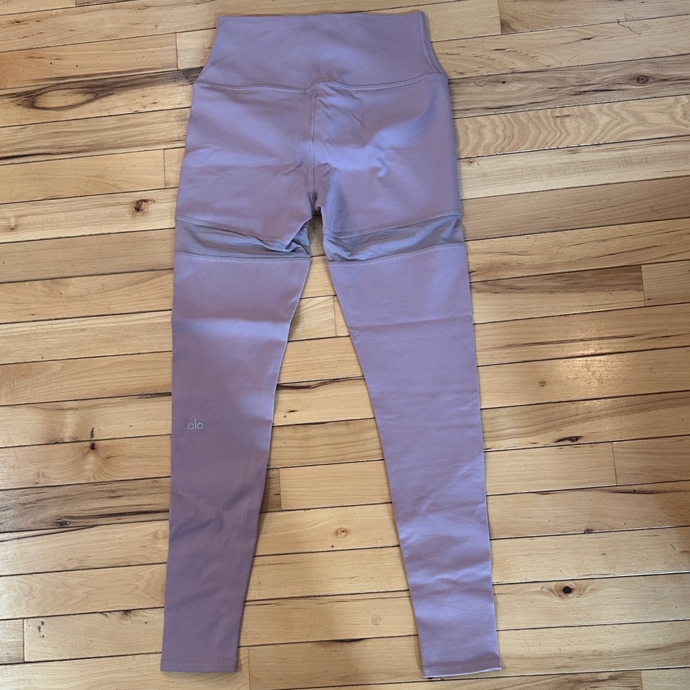 ALO Yoga Lilac Leggings with small sheer panel at thigh. Good condition